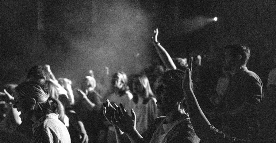 Worship mit erhobenen Händen bei Equippers